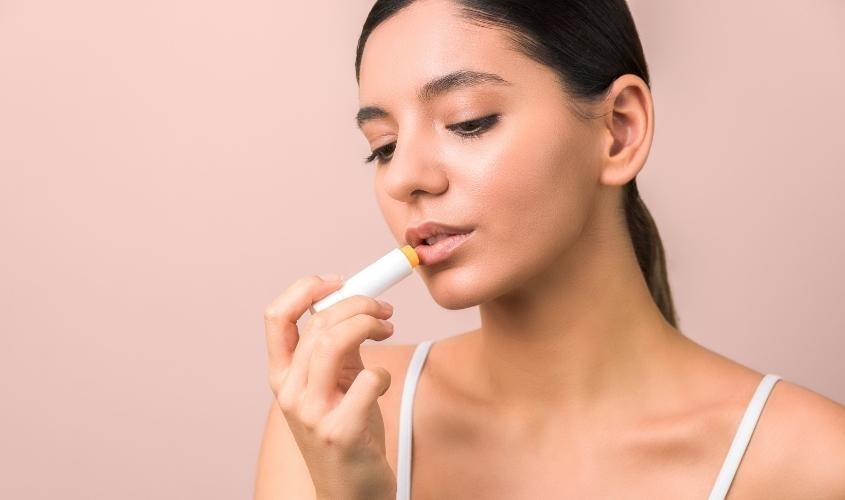 Sử dụng son môi như chất bôi trơn để dây kéo dễ dàng sử dụng hơn