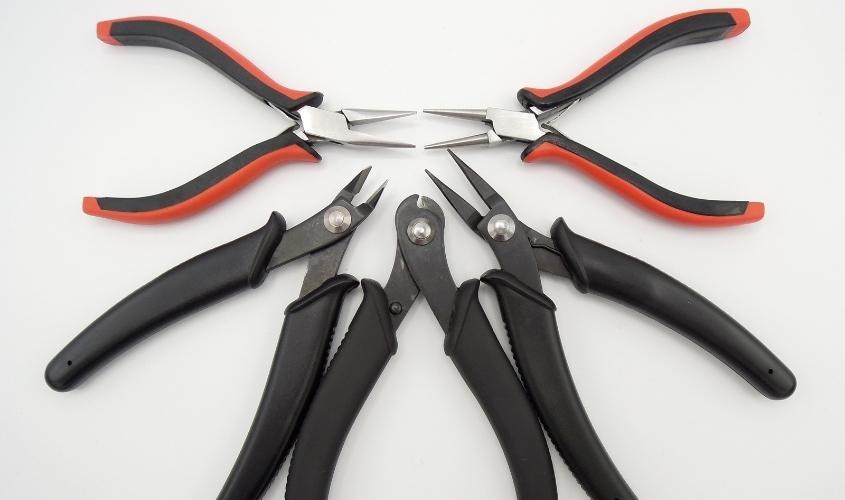 Dùng kìm bấm phần đuôi của ổ khóa đến một mức vừa phải