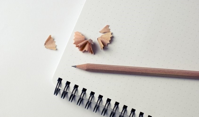 Mẹ có thể hướng dẫn bé dùng bút chì và chà phần ngòi bút vào phần răng khóa