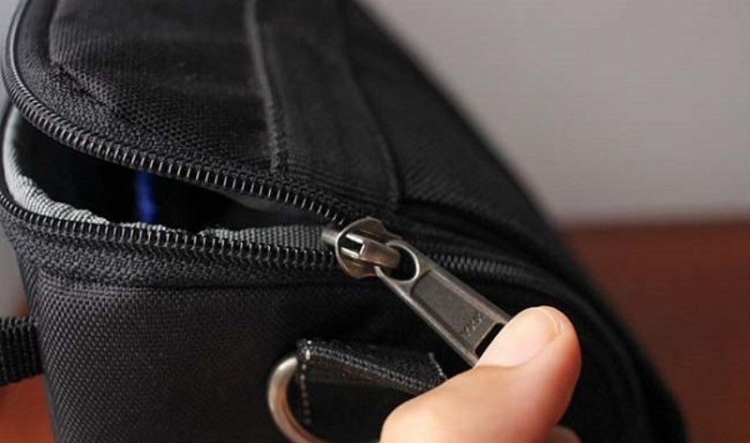 Việc này thường do đầu kéo gây ra khiến dây kéo bị mắc vào vải balo