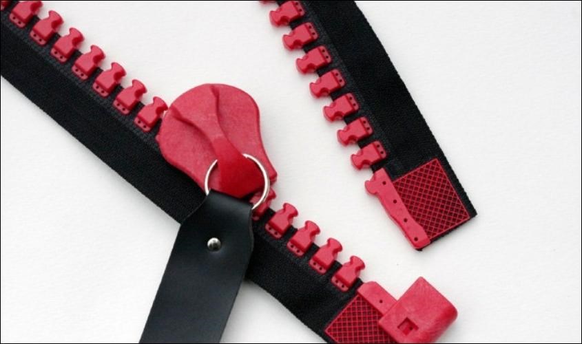 Dây kéo bị tuột một bên vì thường balo mới mua có các răng rất trơn