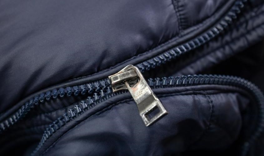 Nếu bé kéo quá mạnh sẽ khiến cho các khớp khóa không khít nhau