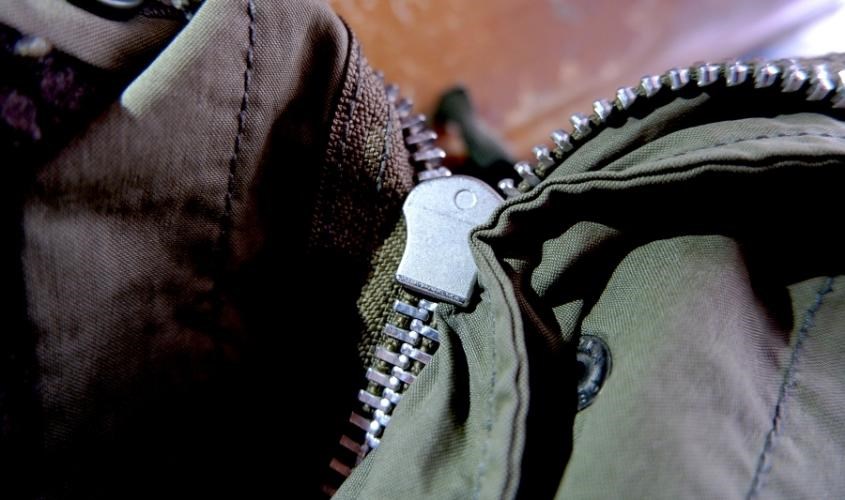 Nếu balo của bé đã cũ, các răng dây kéo sau thời gian dài sử dụng không còn đủ độ trơn