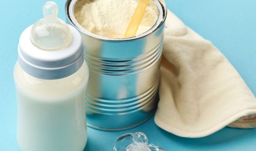 Khi nuôi con bằng sữa mẹ, không nên kết hợp thêm sữa non