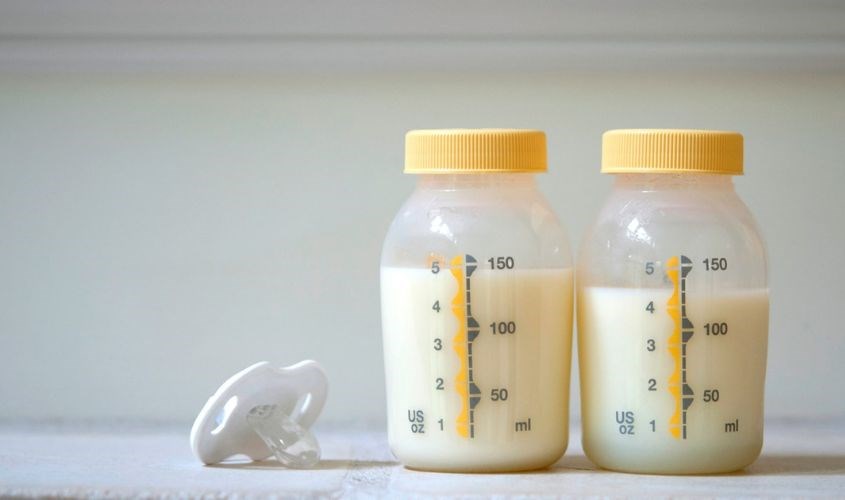 Khi pha xong, ta trộn 2 loại sữa lại với nhau và cho bé uống