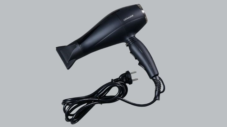 Máy sấy tóc 2000-2300W Lock&Lock ENA146BLK được trang bị đầu xoay 360 độ giúp bạn tự do điều chỉnh góc xoay theo ý muốn