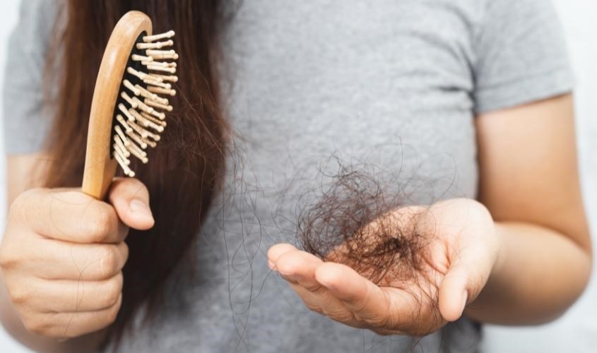 Rụng tóc sau sinh bao lâu thì hết? Nguyên nhân và cách khắc phục