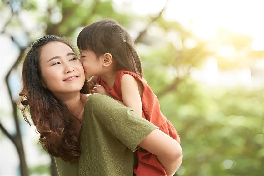 Những cử chỉ và lời nói yêu thương sẽ giúp cha mẹ và con cái thấu hiểu nhau