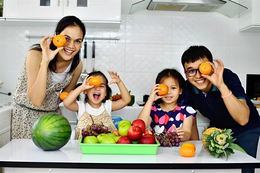 Cùng trẻ làm việc nhà một cách dạy con hiệu quả, giúp bé có kỹ năng sinh tồn