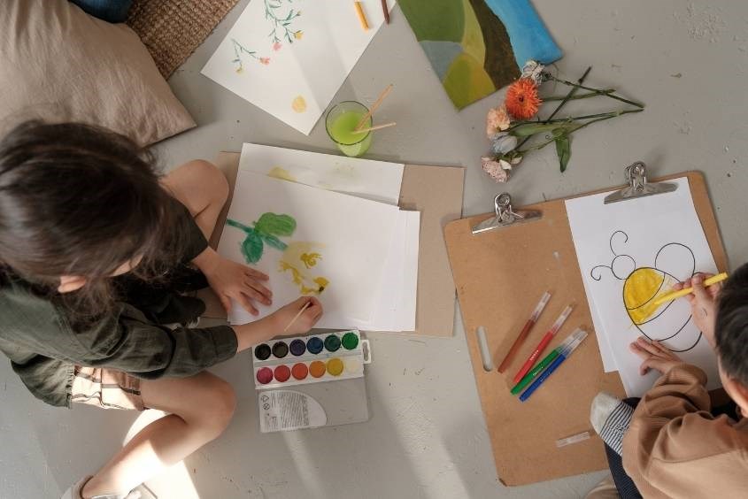 Vẽ tranh hoặc làm đồ thủ công 