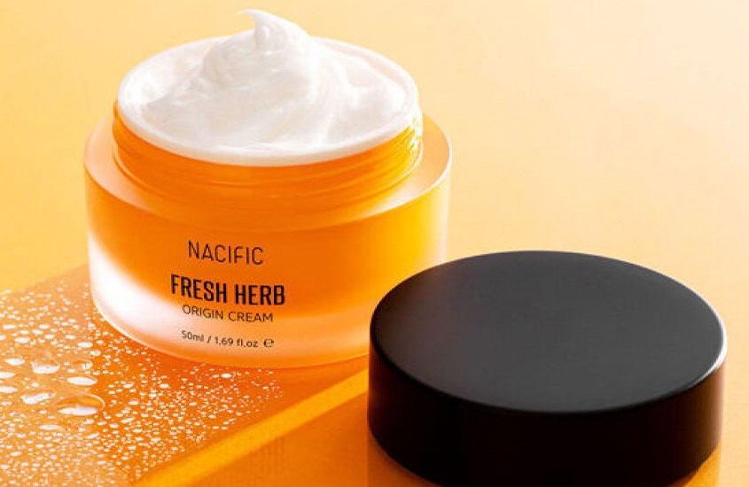 Kem dưỡng sáng và làm dịu da chiết xuất Hoa Cúc Nacific Fresh Herb Origin 50 ml