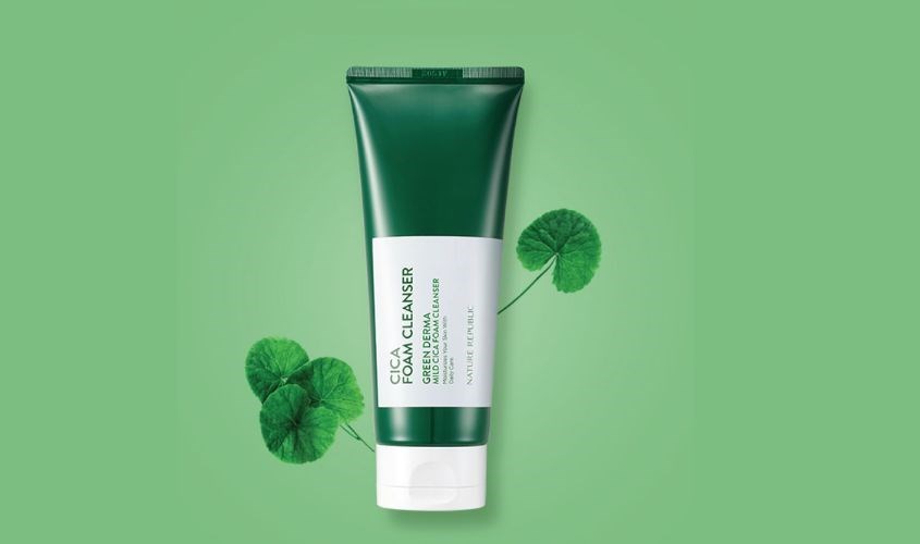 Dùng toner sau khi làm sạch bằng Sữa rửa mặt chiết xuất Keo Ong và Rau Má Nature Republic Green Derma