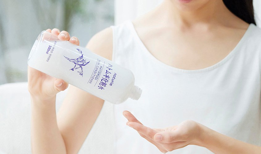 Toner Hatomugi chứa chiết xuất hạt ý dĩ giúp dưỡng ẩm tốt