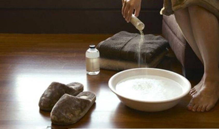 Bạn chỉ nên vệ sinh vùng kín với nước muối sinh lý 2 lần/tuần