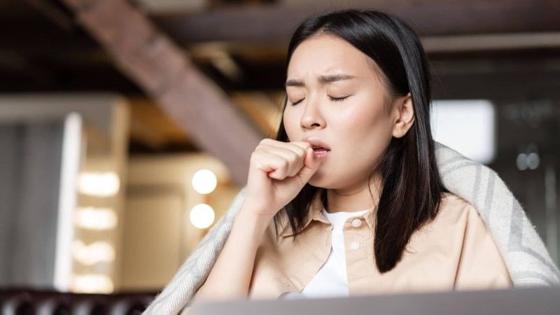 Lá hẹ và gừng có tính ấm nên trị được cảm mạo, ho do lạnh