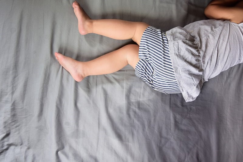 Nấu cháo lá hẹ cho trẻ ăn có thể trị được chứng đái dầm