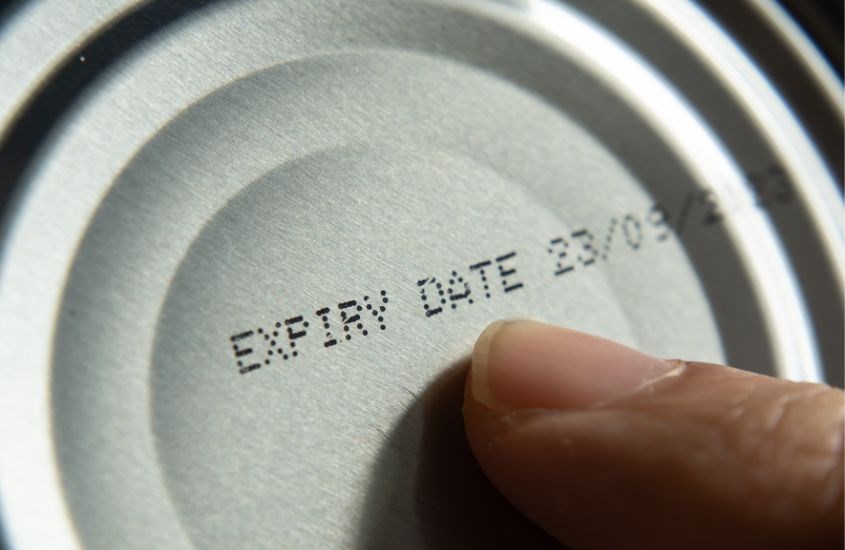 Mẹ nêm xem kĩ hạn sử dụng của sữa trước khi dùng