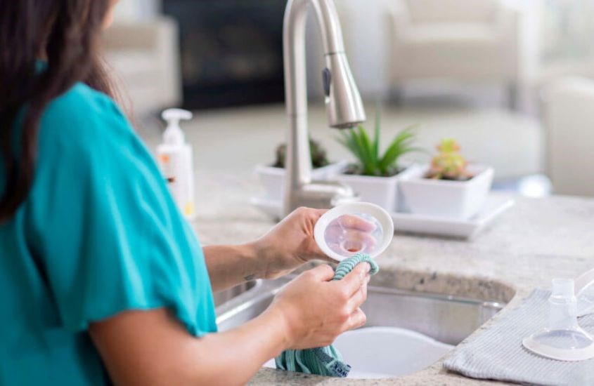 Mẹ nên vệ sinh kĩ dụng cụ pha sữa