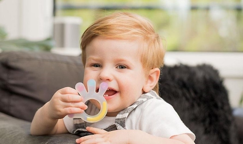 Gặm nướu được xem là một món đồ chơi cho trẻ đang trong quá trình mọc răng
