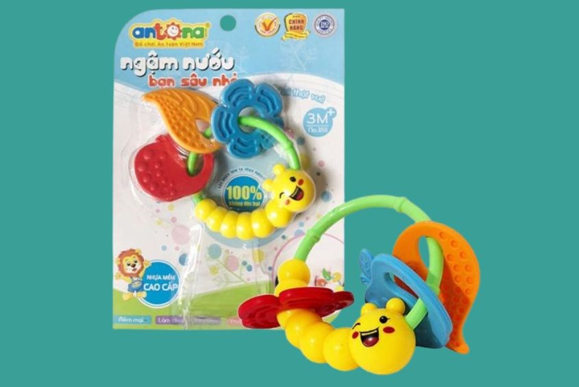 Ngậm nướu hình sâu Antona là đồ chơi cho trẻ 6 tháng tuổi cực hấp dẫn