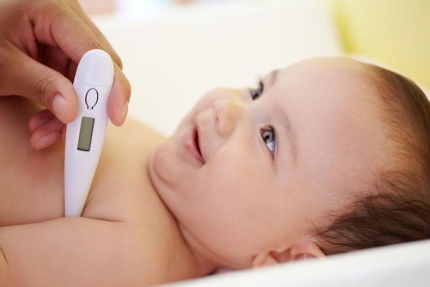 Mẹ theo dõi sốt siêu vi ở trẻ em