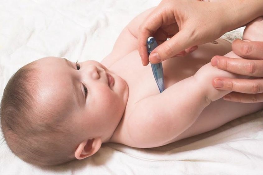 Mẹ theo dõi sốt siêu vi ở trẻ em