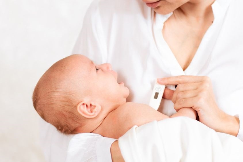 Mẹ theo dõi sốt siêu vi ở trẻ em