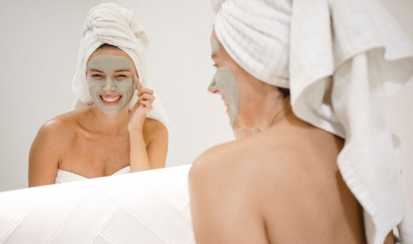 Đắp mặt nạ có chứa tinh dầu tràm trà