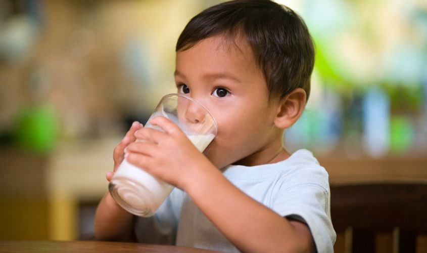 Đổ sữa ra ly để cho bé thưởng thức