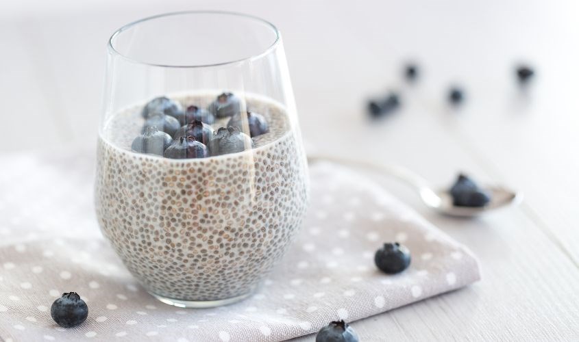 Cho hạt chia vào khi sữa đã nguội hẳn