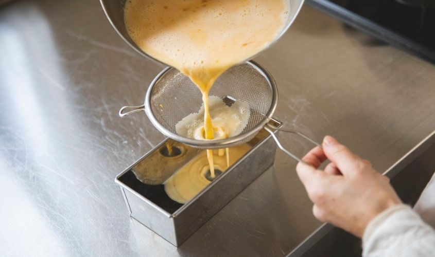 Lọc hỗn hợp qua rây để lấy sữa