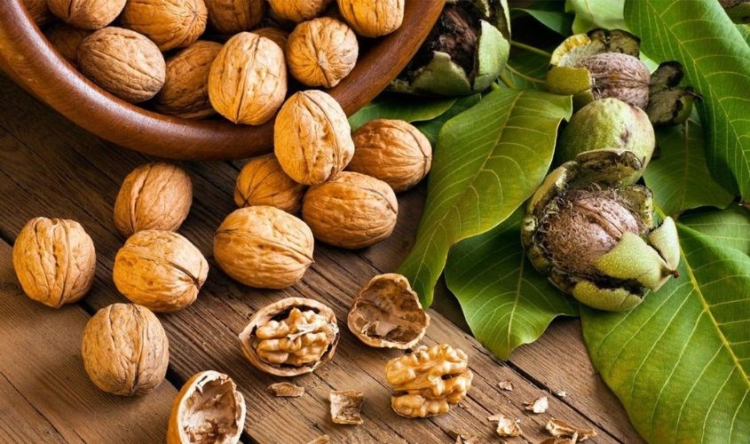 Bỏ vỏ quả óc chó, chỉ lấy phần bên trong