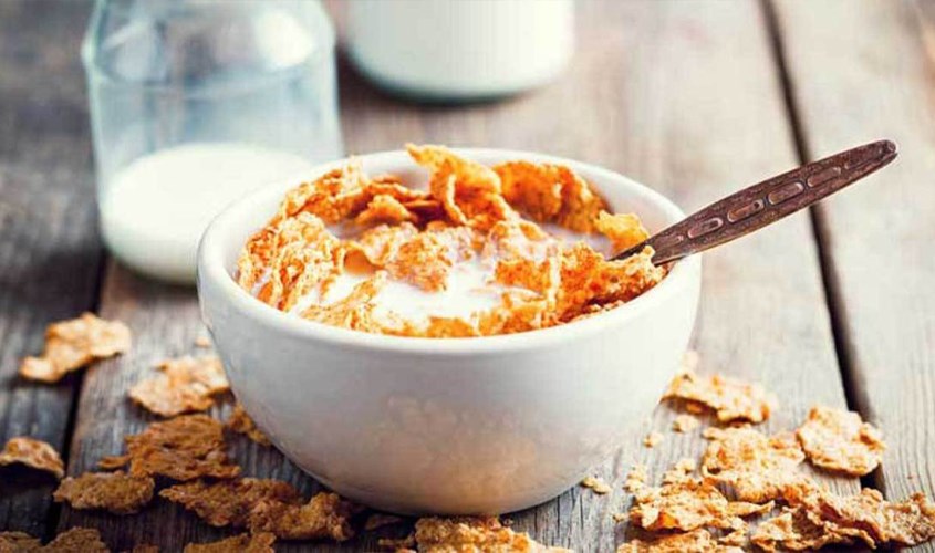 Ăn ngũ cốc giảm cân vào buổi sáng cùng sữa tươi không đường hoặc sữa chua hoặc hoa quả là đủ