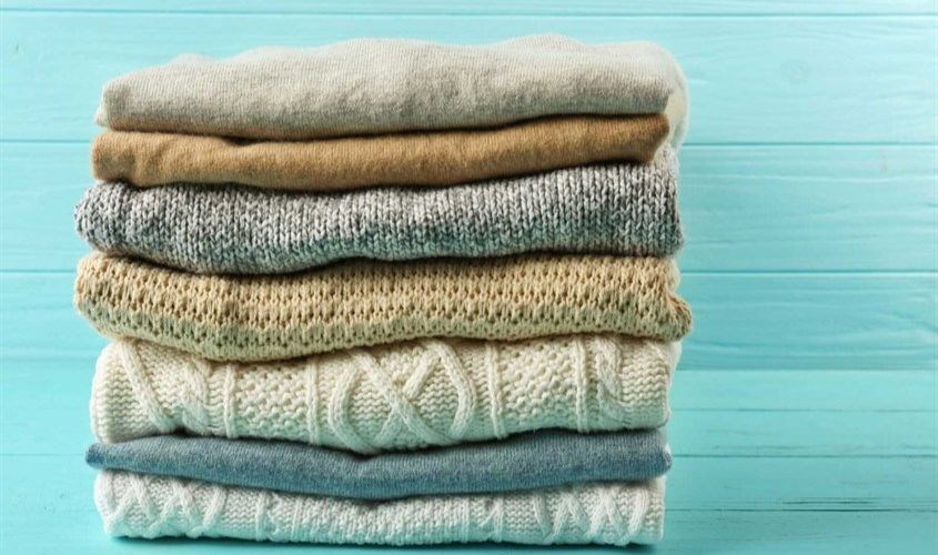 Gấp gọn áo bé trước khi cất