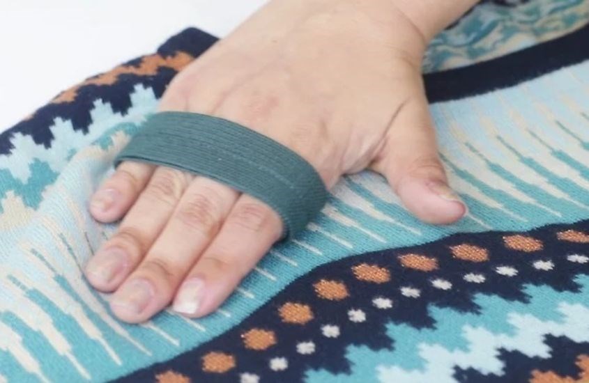 Sử dụng băng dính nhám để loại bỏ lông xù trên áo