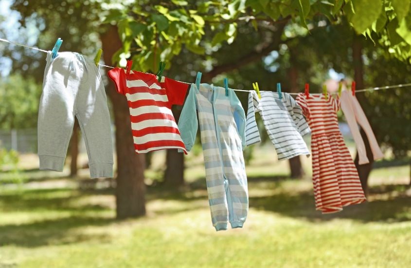 Nên phơi quần áo ở nơi khô thoáng, tránh nắng gắt để hạn chế xù lông