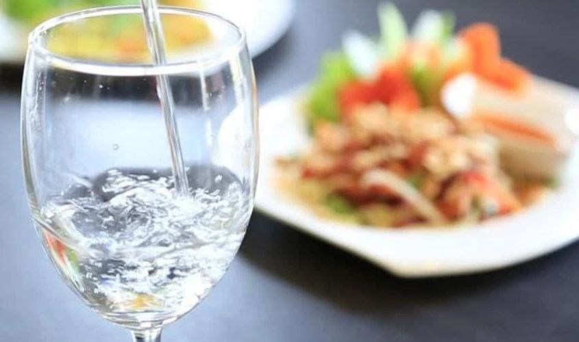 Nên uống nước trước bữa ăn Nên uống nước trước bữa ăn