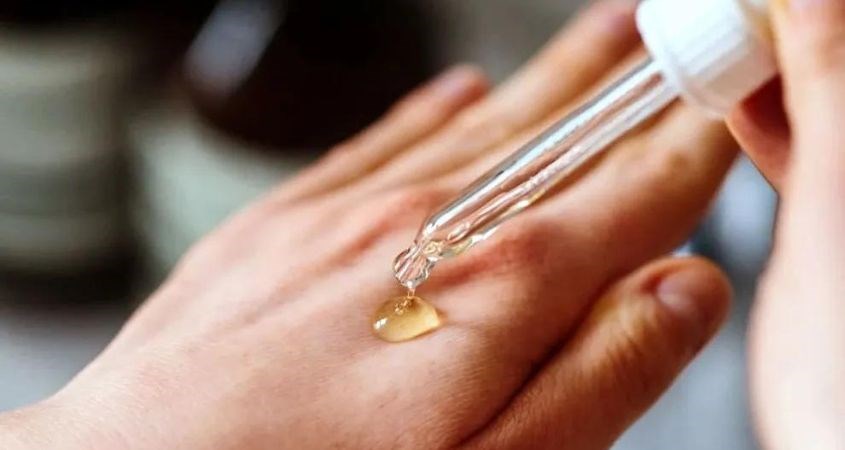 Thoa serum lên tay để kiểm tra khả năng gây kích ứng