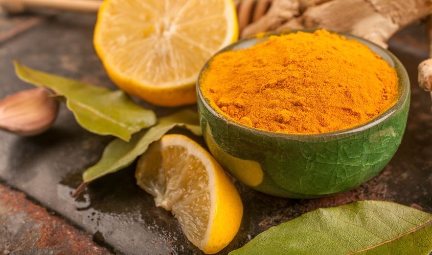Hỗ trợ làm mờ tàn nhang hiệu quả với tinh bột nghệ và chanh tươi