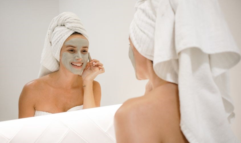 Thoa một lượng mặt nạ đất sét vừa đủ