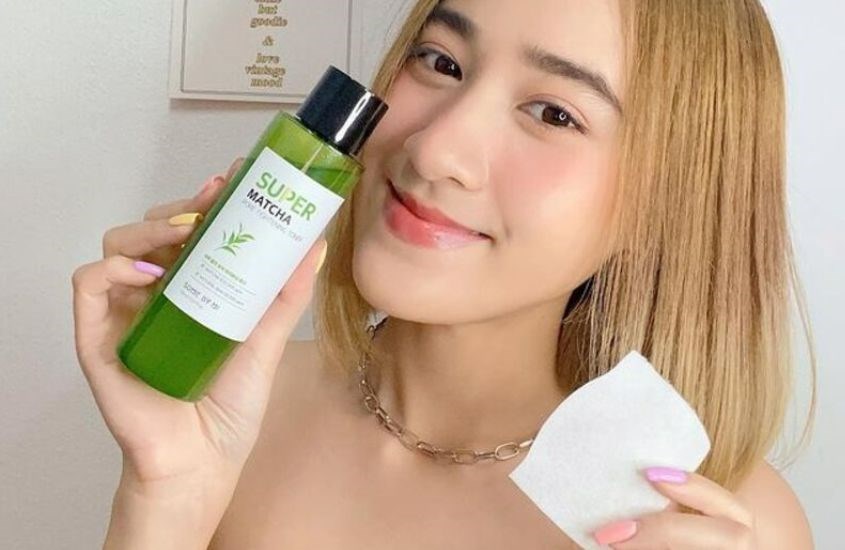 Sử dụng chai nước hoa hồng Some By Mi Super Matcha Pore Tightening Toner để tiếp tục quá trình chăm sóc da