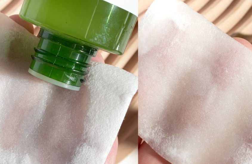 Bạn đổ dung dịch Some By Mi Super Matcha Pore Tightening Toner vừa lắc một ít ra bông tẩy trang