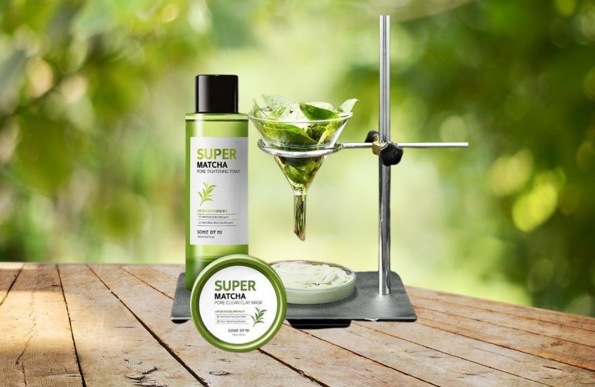 Nước hoa hồng trà xanh của Some By Mi được thiết kế dạng hình trụ, tinh tế hơn là công ty dùng nhựa mờ có kết hợp màu xanh nhạt làm tăng độ sang trọng của sản phẩm