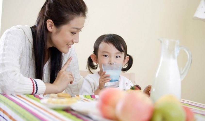 Mẹ nên bắt đầu cho trẻ uống sữa tươi khi đã đủ 1 tuổi