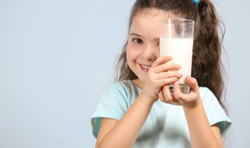 Uống sữa tươi sau bữa ăn chính từ 1 - 2 giờ