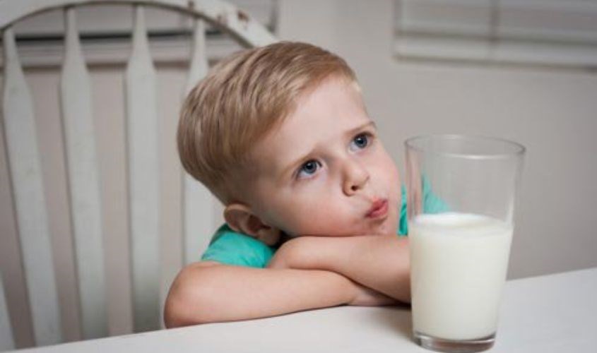 Mẹ nên giảm dần lượng sữa cho con, không ép con uống quá nhiều