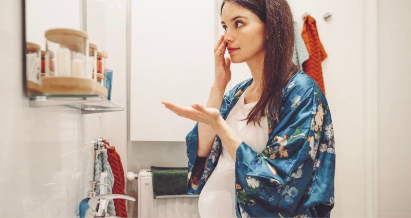 Mẹ nên thực hiện đầy đủ các bước chăm da buổi tối