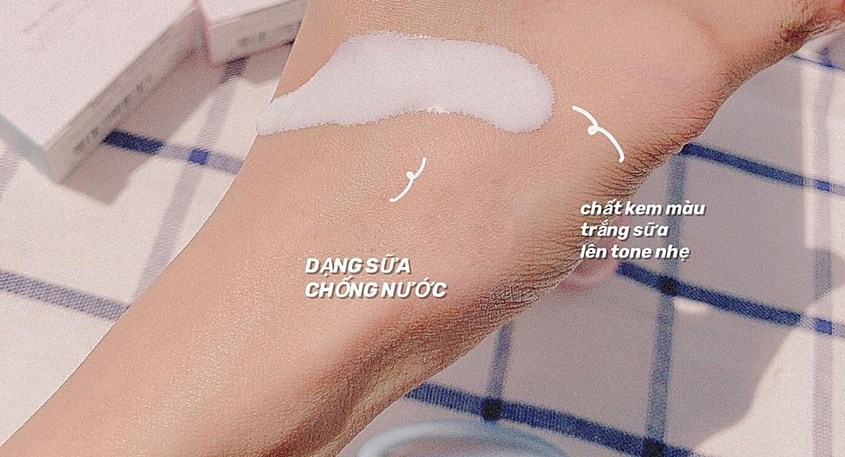 Kem chống nắng có kết cấu dạng sệt, không quá mỏng như sữa