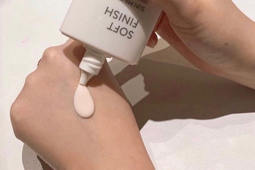 Sử dụng một lượng kem chống nắng vừa đủ ra mu bàn tay