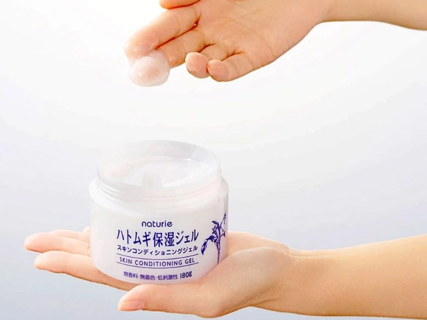 Rửa sạch da mặt, thoa một lượng kem dưỡng ẩm Naturie